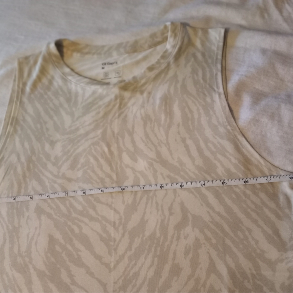 NWT GapFit Crop Top, Athletic Top - Picture 3 of 9
